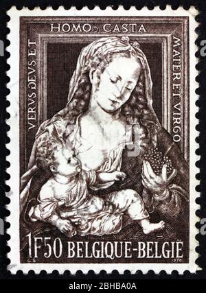 BELGIQUE - VERS 1970 : un timbre imprimé en Belgique montre Madonna avec les raisins, peinture de Jean Gossaert, Noël, vers 1970 Banque D'Images