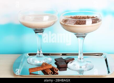 Cocktails crème sur fond bleu clair Banque D'Images
