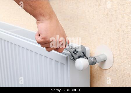 Réparer le gros plan du radiateur de chauffage Banque D'Images