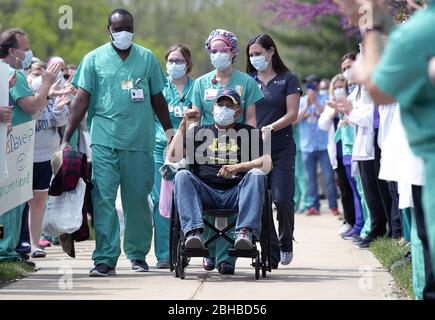 Chesterfield, États-Unis. 24 avril 2020. Le policier de la moto métropolitaine de Saint-Louis, Dave Tenorio, donne à la foule un poing, lors d'une célébration de la décharge, à l'hôpital de Saint-Luke, à Chesterfield, Missouri, le vendredi 24 avril 2020. Après avoir été admis le 1er avril, Tenorio est le premier patient de Saint Luke à être traité avec ECMO (oxygénation extracorporelle de membrane) et est le premier connu dans la région de Saint-Louis à être traité avec ECMO et à être libéré. Crédit: UPI/Alay Live News Banque D'Images