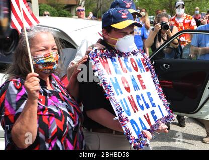 Chesterfield, États-Unis. 24 avril 2020. Les membres de la famille sont émotionnels alors que le policier de la moto métropolitaine de Saint-Louis Dave Tenorio se prépare à partir lors d'une célébration de la décharge, à l'hôpital Saint-Luke, à Chesterfield, Missouri, le vendredi 24 avril 2020. Après avoir été admis le 1er avril, Tenorio est le premier patient de Saint Luke à être traité avec ECMO (oxygénation extracorporelle de membrane) et est le premier connu dans la région de Saint-Louis à être traité avec ECMO et à être libéré. Crédit: UPI/Alay Live News Banque D'Images