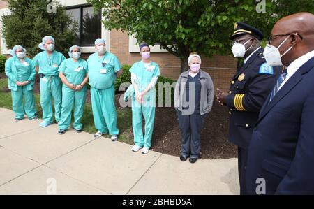 Chesterfield, États-Unis. 24 avril 2020. Le chef de la police métropolitaine de St. Louis John Hayden Jr. Et le directeur de la sécurité publique de St. Louis, le juge Jimmie Edwards, remercient les travailleurs de la santé de leur aide auprès du policier Dave Tenorio lors d'une célébration de son congé, pour lui à l'hôpital St. Luke, à Chesterfield, Missouri, le vendredi 24 avril 2020. Après avoir été admis le 1er avril, Tenorio est le premier patient de Saint Luke à être traité avec ECMO (oxygénation extracorporelle de membrane) et est le premier connu dans la région de Saint-Louis à être traité avec ECMO et à être libéré. Crédit: UPI/Alay Live News Banque D'Images