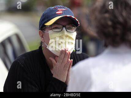 Chesterfield, États-Unis. 24 avril 2020. L'épouse de Dave Tenorio, officier de police de la moto métropolitaine de Saint-Louis, Kathy remercie les médecins de leur aide lors d'une célébration de la décharge, pour lui à l'hôpital Saint-Luke, à Chesterfield, Missouri, le vendredi 24 avril 2020. Après avoir été admis le 1er avril, Tenorio est le premier patient de Saint Luke à être traité avec ECMO (oxygénation extracorporelle de membrane) et est le premier connu dans la région de Saint-Louis à être traité avec ECMO et à être libéré. Crédit: UPI/Alay Live News Banque D'Images