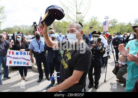 Chesterfield, États-Unis. 24 avril 2020. Le policier de la moto métropolitaine de Saint-Louis, Dave Tenorio, a fait des vagues de sa casquette lors d'une décharge de célébration à l'hôpital Saint-Luke, à Chesterfield, Missouri, le vendredi 24 avril 2020. Après avoir été admis le 1er avril, Tenorio est le premier patient de Saint Luke à être traité avec ECMO (oxygénation extracorporelle de membrane) et est le premier connu dans la région de Saint-Louis à être traité avec ECMO et à être libéré. Crédit: UPI/Alay Live News Banque D'Images