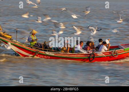 Bateau-taxi traversant la rivière à Yangon, au Myanmar Banque D'Images