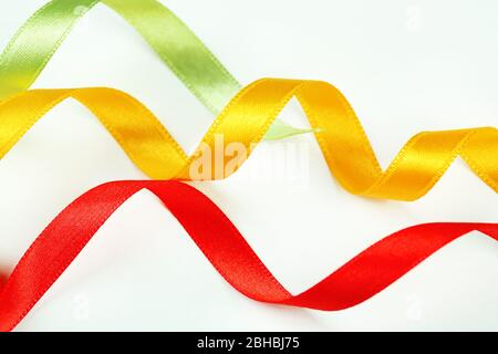 Rubans colorés isolés sur blanc Banque D'Images