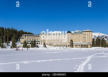 LAC LOUISE, CANADA - 20 MARS 2020 : château fairmont et lac gelé louise printemps. Banque D'Images