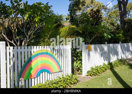 Coronavirus pandémique Rainbow peintures à l'extérieur des maisons à Avalon Beach, NSW, Australie Banque D'Images