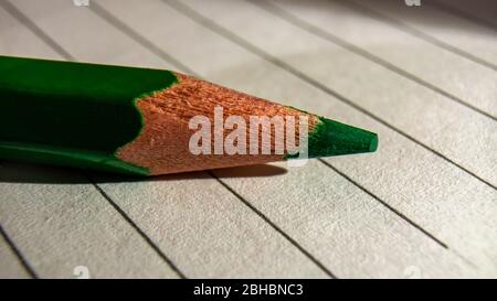 Crayons de couleur gros plan placés sur un ordinateur portable Banque D'Images