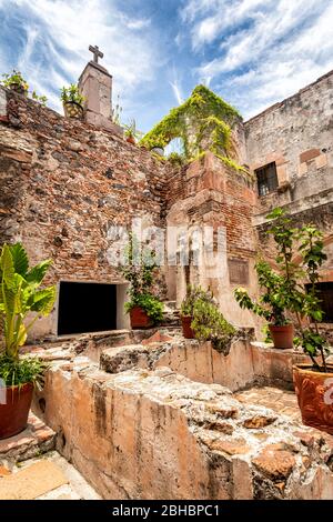 Intérieur colonial du Convento de la Santa Cruz (couvent de Sainte-Croix) à Queretaro, Mexique. Banque D'Images