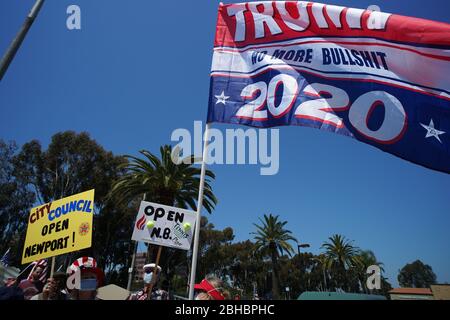 OpenUpCA, Newport Beach, Californie, 24 avril 2020, les manifestants se rallient autour de la périphérie de Newport Beach , agitant des drapeaux américains exigeant la réouverture de la Californie. Banque D'Images