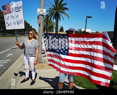 OpenUpCA, Newport Beach, Californie, 24 avril 2020, les manifestants se rallient autour de la périphérie de Newport Beach , agitant des drapeaux américains exigeant la réouverture de la Californie. Banque D'Images