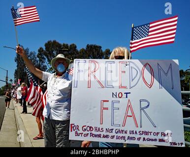 OpenUpCA, Newport Beach, Californie, 24 avril 2020, les manifestants se rallient autour de la périphérie de Newport Beach , agitant des drapeaux américains exigeant la réouverture de la Californie. Banque D'Images