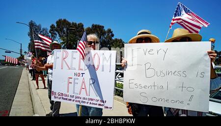 OpenUpCA, Newport Beach, Californie, 24 avril 2020, les manifestants se rallient autour de la périphérie de Newport Beach , agitant des drapeaux américains exigeant la réouverture de la Californie. Banque D'Images