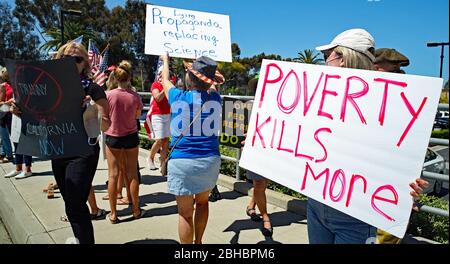 OpenUpCA, Newport Beach, Californie, 24 avril 2020, les manifestants se rallient autour de la périphérie de Newport Beach , agitant des drapeaux américains exigeant la réouverture de la Californie. Banque D'Images