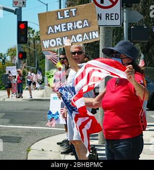 OpenUpCA, Newport Beach, Californie, 24 avril 2020, les manifestants se rallient autour de la périphérie de Newport Beach , agitant des drapeaux américains exigeant la réouverture de la Californie. Banque D'Images