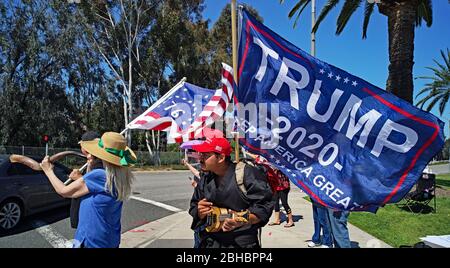 OpenUpCA, Newport Beach, Californie, 24 avril 2020, les manifestants se rallient autour de la périphérie de Newport Beach , agitant des drapeaux américains exigeant la réouverture de la Californie. Banque D'Images