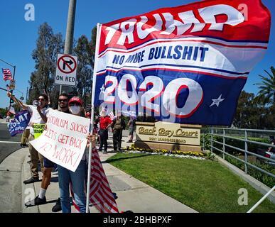 OpenUpCA, Newport Beach, Californie, 24 avril 2020, les manifestants se rallient autour de la périphérie de Newport Beach , agitant des drapeaux américains exigeant la réouverture de la Californie. Banque D'Images