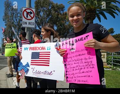 OpenUpCA, Newport Beach, Californie, 24 avril 2020, les manifestants se rallient autour de la périphérie de Newport Beach , agitant des drapeaux américains exigeant la réouverture de la Californie. Banque D'Images