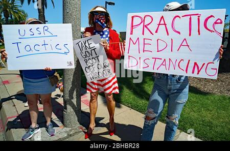 OpenUpCA, Newport Beach, Californie, 24 avril 2020, les manifestants se rallient autour de la périphérie de Newport Beach , agitant des drapeaux américains exigeant la réouverture de la Californie. Banque D'Images