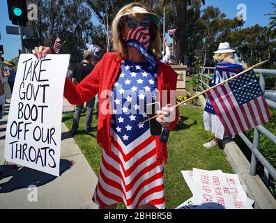 OpenUpCA, Newport Beach, Californie, 24 avril 2020, les manifestants se rallient autour de la périphérie de Newport Beach , agitant des drapeaux américains exigeant la réouverture de la Californie. Banque D'Images