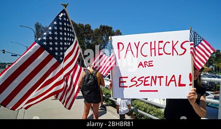 OpenUpCA, Newport Beach, Californie, 24 avril 2020, les manifestants se rallient autour de la périphérie de Newport Beach , agitant des drapeaux américains exigeant la réouverture de la Californie. Banque D'Images