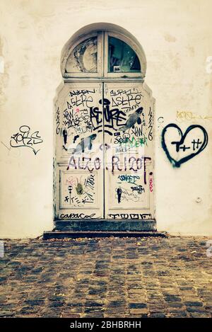 Porte avec graffitis, Montmartre, Paris, France Banque D'Images