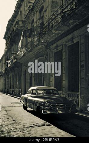 Vieille voiture stationnée dans la rue, la Havane, Cuba Banque D'Images