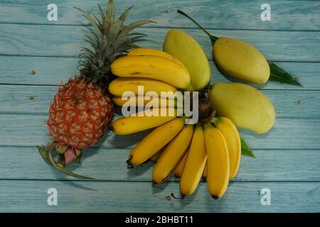 fruits à la mangue sur fond en bois Banque D'Images