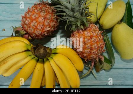 fruits à la mangue sur fond en bois Banque D'Images