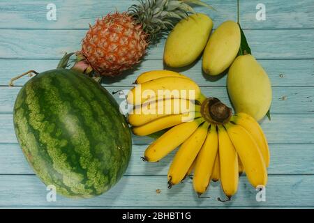 fruits à la mangue sur fond en bois Banque D'Images