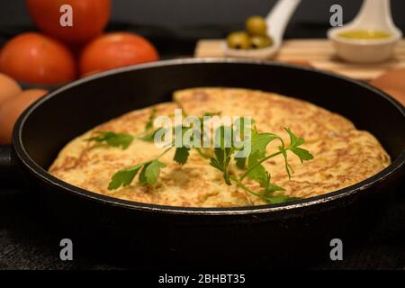 Une dose de fermeture d'une omelette divisée en quatre pièces dans un plat à rôtir Banque D'Images