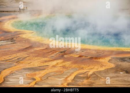 Vue aérienne rapprochée du Grand Printemps prismatique dans le bassin de la Geyser de Midway, parc national de Yellowstone, Wyoming, États-Unis. C'est le plus grand printemps chaud de l'ONU Banque D'Images