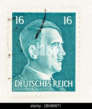 SEATTLE WASHINGTON - 23 avril 2020 : 1941 timbre bleu allemand de Reich avec portrait d'Adolf Hitler. Scott # 515 Banque D'Images