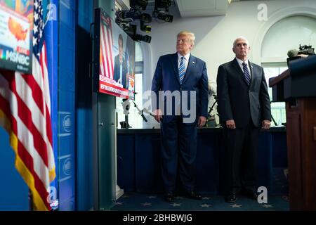 Washington, États-Unis d'Amérique. 19 avril 2020. Le président Donald J. Trump et le vice-président Mike Pence regardent une vidéo du gouverneur de New York, Andrew Cuomo, lors d'un exposé sur les mises à jour du coronavirus, dimanche 19 avril 2020, dans la salle d'information de presse James S. Brady de la Maison Blanche. Population : le président Donald Trump, le vice-président Mike Pence Credit: Storms Media Group/Alay Live News Banque D'Images