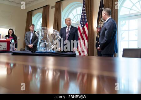 Washington, États-Unis d'Amérique. 24 avril 2020. Le président Donald J. Trump, accompagné de Dave Gallagher, directeur associé du Laboratoire de propulsion Jet de la NASA, écoute les propos de l'administrateur de la NASA Jim Bridenstine lors d'une réunion pour discuter de la réponse de NASAÕs à la pandémie de coronavirus vendredi 24 avril 2020 dans la salle du Cabinet du peuple de la Maison Blanche : Le président Donald Trump crédit : le groupe médias de tempêtes/Alay Live News Banque D'Images