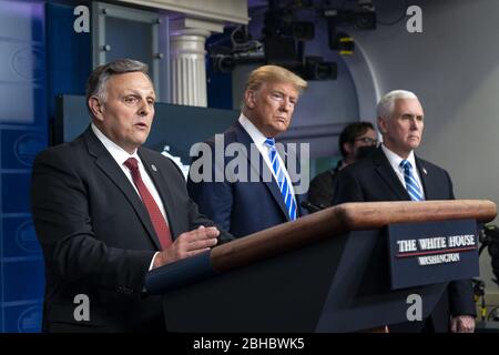 Washington, États-Unis d'Amérique. 23 avril 2020. Le président Donald J. Trump et le vice-président Mike Pence écoutent William N. Bryan, conseiller en sciences et en technologie du secrétaire à la sécurité intérieure, prononce des remarques lors d'un exposé sur la mise à jour du coronavirus jeudi 23 avril 2020 dans la salle de presse James S. Brady de la Maison Blanche. Personnes: William N. Bryan crédit: Groupe médias de tempêtes/Alay Live News Banque D'Images