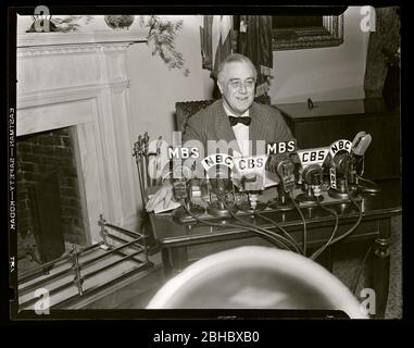 Le président Franklin D. Roosevelt 'FDR' sourit avant de donner une adresse radio deux jours après l'attaque de Pearl Harbor, 1941. Image de 4 x 5 pouces négative. Banque D'Images