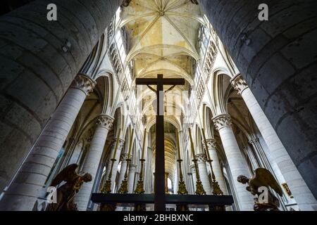 Vue sur Jésus-Christ sur une croix derrière un autel dans la cathédrale médiévale de notre Dame de Bayeux, à Bayeux, en France, dans la région normande. Banque D'Images