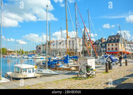 Vue sur la charmante ville pittoresque de Honfleur, France sur la côte normande, avec ses bâtiments médiévaux colorés et son vieux port. Banque D'Images