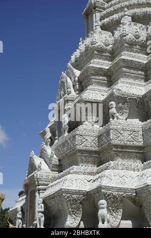 Gros plan de la stupa royale à la pagode d'argent à l'intérieur de Royal Palais du Cambodge complexe Banque D'Images