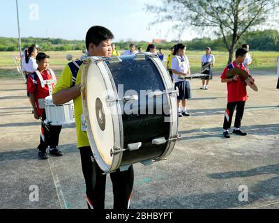 Photo du groupe ordinaire de marchage des élèves de l'école de Paknampran dans la zone rurale de Thaïlande. Paknampran, Thaïlande 3 décembre 2018 Banque D'Images