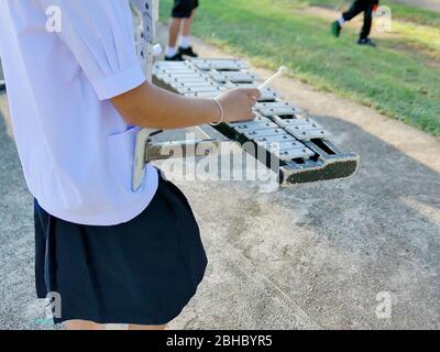 Photo du groupe ordinaire de marchage des élèves de l'école de Paknampran dans la zone rurale de Thaïlande. Paknampran, Thaïlande 3 décembre 2018 Banque D'Images