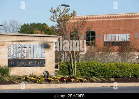 Un logo en dehors d'un centre de conditionnement physique Life Time Athletic à Columbia, Maryland, le 22 avril 2020. Banque D'Images