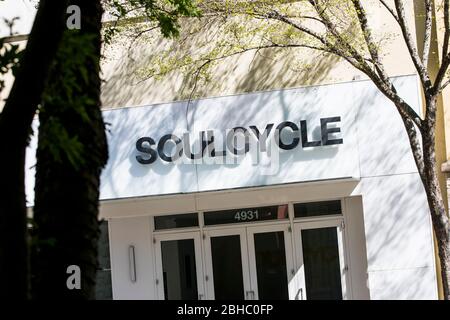 Un logo en dehors d'un studio de conditionnement physique de SoulCycle à Bethesda, Maryland, le 22 avril 2020. Banque D'Images