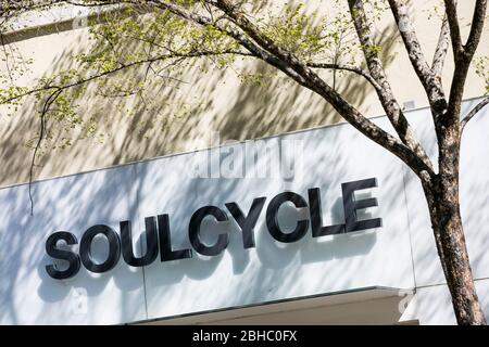Un logo en dehors d'un studio de conditionnement physique de SoulCycle à Bethesda, Maryland, le 22 avril 2020. Banque D'Images