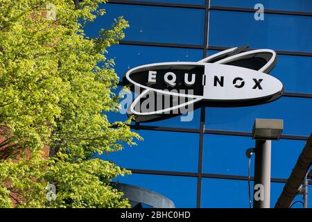 Un logo à l'extérieur d'un centre de conditionnement physique Equinox à Bethesda, Maryland, le 22 avril 2020. Banque D'Images