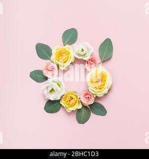 Couronne de belles roses et feuilles d'eucalyptus. Célébration de la disposition minimale de l'été, maquette sociale. Banque D'Images