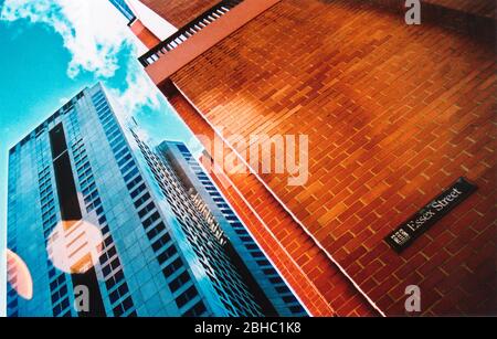 Un paysage urbain riche en couleurs contrastées lors d'une journée ensoleillée dans le quartier des affaires et du commerce de Sydney, Nouvelle-Galles du Sud, Australie. Banque D'Images