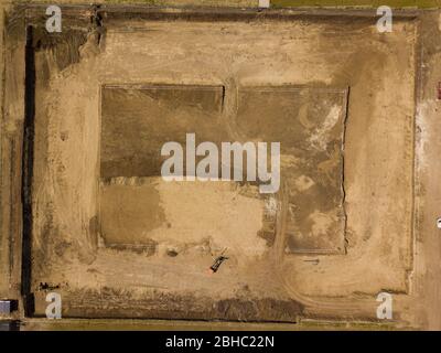 La fosse de fondation pour le bâtiment dans la cour d'un bâtiment de grande taille en construction. Banque D'Images